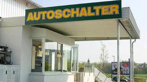 Wie bei der ersten Filiale der Sachs-Bäckerei in der Gymnasiumstraße lockt auch beim "Bäck am Eck" ein eigens eingerichteter Autoschalter, an dem man bequem vom Wagen aus Brot, Gebäck oder den beliebten "Coffee to go" ordern kann.