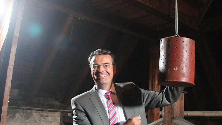 Horst Pfadenhauer mit dem Gegengewicht der Dachluke