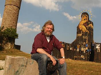 Jimmy Fell am Weißen Turm bei Niederlauer, im Hintergrund die rund acht Meter hohe Madonnenfigur. Foto: Paul Ziegler