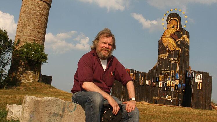 Jimmy Fell am Weißen Turm bei Niederlauer, im Hintergrund die rund acht Meter hohe Madonnenfigur. Foto: Paul Ziegler
