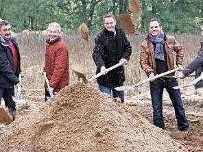 Die drei Bürgermeister Torsten Gunselmann, Sebastian Schwarzmann und Reinhold Kotzer (v.l.) mit Vertretern der Baufirma, der Ingenieurgesellschaft und ZWE-Geschäftsführer Florian Stühler (3.v.r.)  Foto: Erlwein
