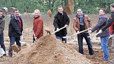 Die drei Bürgermeister Torsten Gunselmann, Sebastian Schwarzmann und Reinhold Kotzer (v.l.) mit Vertretern der Baufirma, der Ingenieurgesellschaft und ZWE-Geschäftsführer Florian Stühler (3.v.r.)  Foto: Erlwein