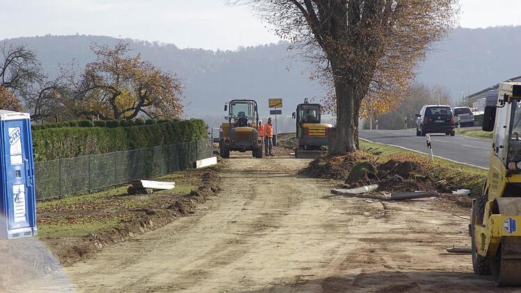 Baustellen wird es in Aura auch in diesem Jahr einige geben, wie hier am Ortsausgang Richtung Euerdorf.  Fotos: Winfried Ehling