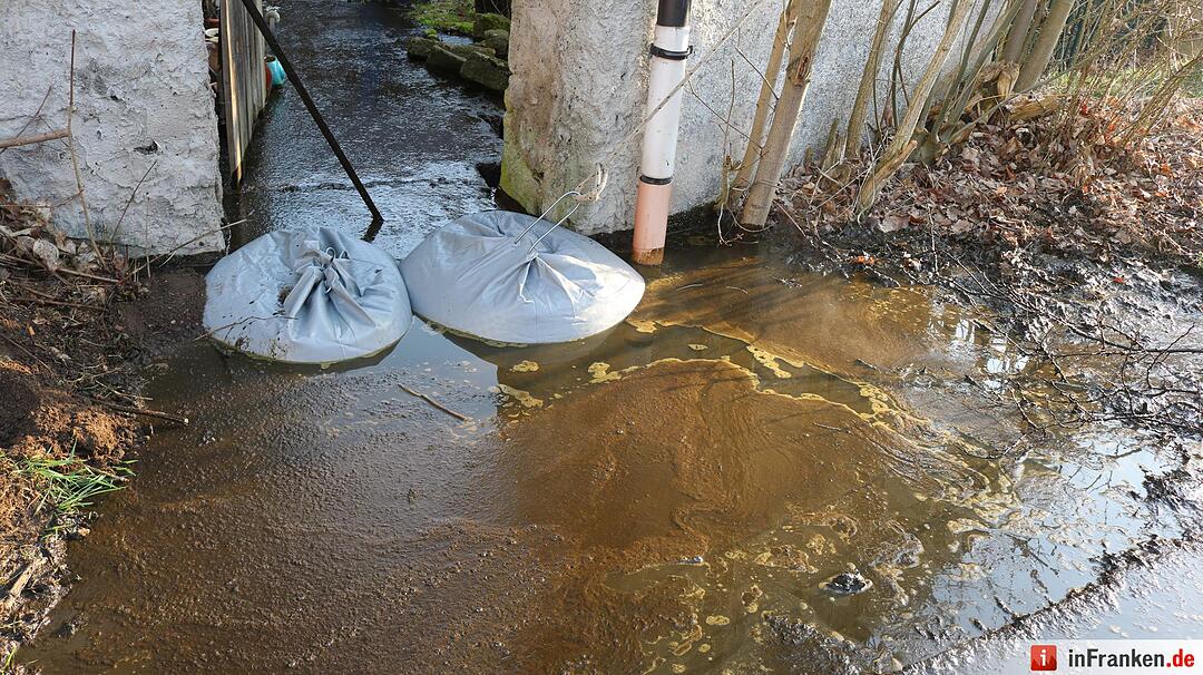 Mit 25.000 Liter Guelle beladener Lkw kippt um