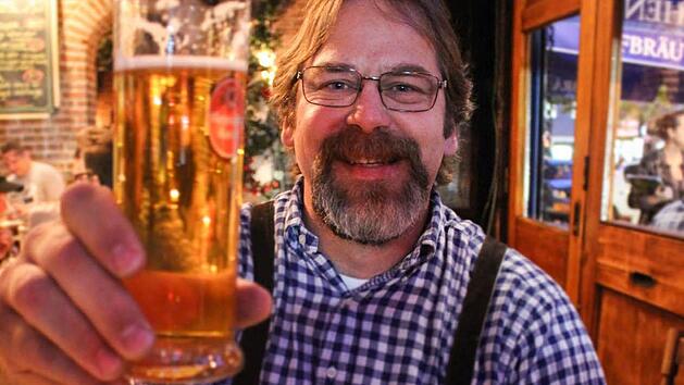 James Kobel wei&szlig;, dass er eine romantisierte Vorstellung von Deutschland hat. Trotzdem genie&szlig;t er es, Lederhose zu tragen und Bier zu trinken - denn dann ist er seinem Traumland am n&auml;hesten. Fotos: Martin Kreklau