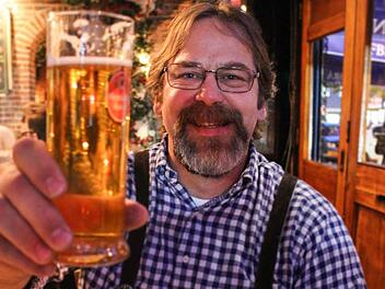 James Kobel weiß, dass er eine romantisierte Vorstellung von Deutschland hat. Trotzdem genießt er es, Lederhose zu tragen und Bier zu trinken - denn dann ist er seinem Traumland am nähesten. Fotos: Martin Kreklau