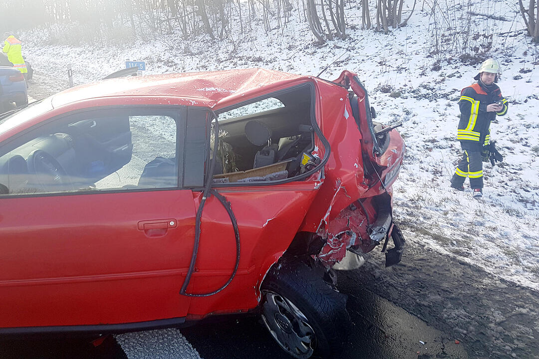 Unfallserie auf der A73 bei Buttenheim - 14 Fahrzeuge an drei Unfällen beteiligt - Mindestens drei Verletzte - Autobahn in Richtung Süden komplett gesperrt
