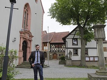 Bürgermeister Oliver Brust vor der baroken Pfarrkirche St. Nikolaus in Geldersheim.  Fotos: C. Pack