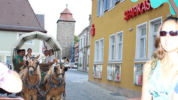 Karpfenkönigin Nina Hock kutschierte die honorige Gesellschaft im Planwagen durch die Stadt