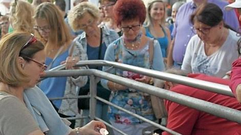 Vor der Moschee der Türkischen Gemeinde in der Oberen Stadt konnte jeder eine Kerze anzünden - als Zeichen der Solidarität mit ausländischen Mitbürgern, Flüchtlingen und Migranten.