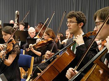 Rund 90 Musiker, darunter die Mehrheit von 51 Streichinstrumenten, saßen eng gedrängt zusammen.  Fotos: Gerd Schaar