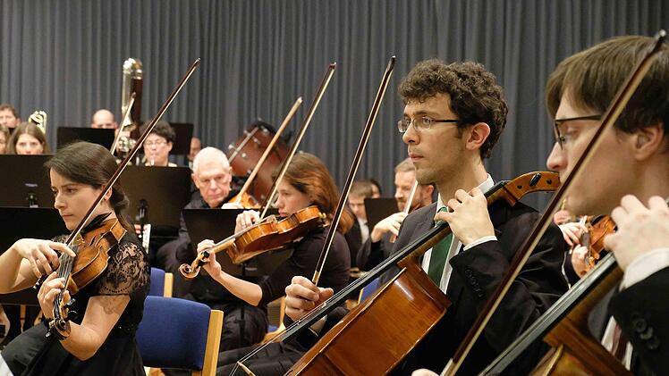 Rund 90 Musiker, darunter die Mehrheit von 51 Streichinstrumenten, saßen eng gedrängt zusammen.  Fotos: Gerd Schaar