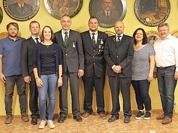 Der neue Vorstand mit (von links) Florian Maier (Fähnrich), Uwe Detsch (Kassier), Tina Detsch (Jugendwart), Harald Müller (1. Vorstand), Martin Müller (2. Schützenmeister), Stefan Müller-Gei (1. Schützenmeister), Jutta Müller (Schriftführerin) und Erich Mähringer (2. Bürgermeister) Foto: privat