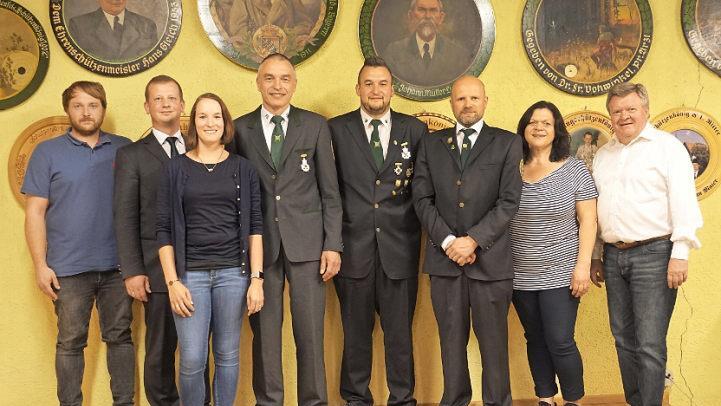 Der neue Vorstand mit (von links) Florian Maier (Fähnrich), Uwe Detsch (Kassier), Tina Detsch (Jugendwart), Harald Müller (1. Vorstand), Martin Müller (2. Schützenmeister), Stefan Müller-Gei (1. Schützenmeister), Jutta Müller (Schriftführerin) und Erich Mähringer (2. Bürgermeister) Foto: privat
