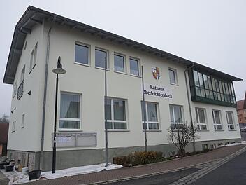 Neue Farbe am Rathaus in Oberleichtersbach. Foto: Marion Eckert