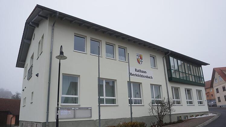 Neue Farbe am Rathaus in Oberleichtersbach. Foto: Marion Eckert