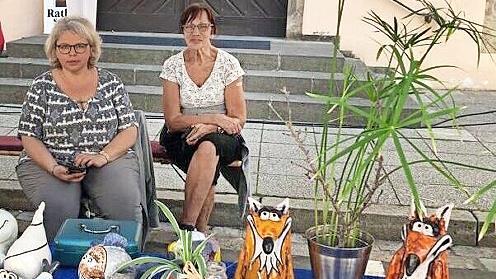Anja Gr&auml;fe, Mitarbeiterin Haus Windsburg (links), und Bewohnerin Sigrid Gro&szlig;mann am Marktstand
