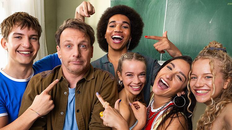 F&uuml;nf Problemsch&uuml;ler und ihr neuer Lehrer (von links): Max Mazur (Luke Matt R&ouml;ntgen), Lehrer Stefan Vollmer (Hendrik Duryn), Noah (Leon Ndiaye), Fee (Katharina Hirschberg), Eileen (Acelya Sezer) und Tilda (Kya-Celina Barucki).