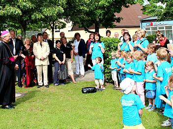 Die Kindergartenkinder sangen für den Gast aus Bamberg. Fotos: Johanna Blum