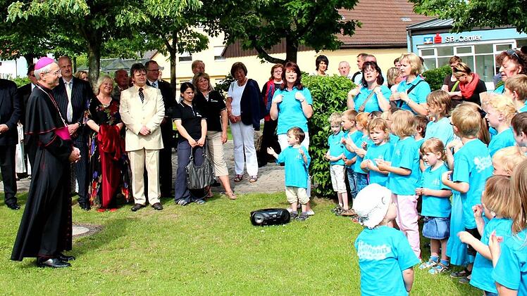 Die Kindergartenkinder sangen für den Gast aus Bamberg. Fotos: Johanna Blum