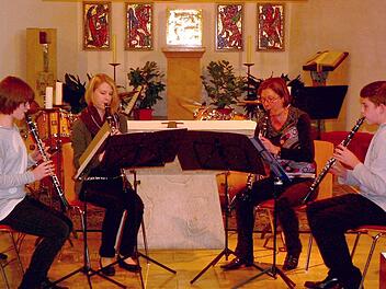 "Jugend musiziert"-Preisträger Sophia Daum, Julia Heim und Manuel Fendel (von links, zusammen mit ihrer Lehrerin Birgit Eichstädter, Zweite von rechts) konnten beim Frühlingskonzert der Sing- und Musikschule des Landkreises Kronach im Nordhalben überzeugen.
