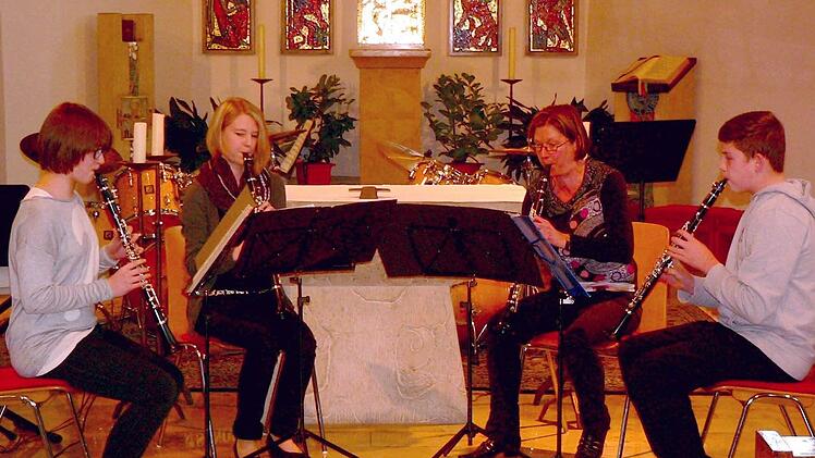 "Jugend musiziert"-Preisträger Sophia Daum, Julia Heim und Manuel Fendel (von links, zusammen mit ihrer Lehrerin Birgit Eichstädter, Zweite von rechts) konnten beim Frühlingskonzert der Sing- und Musikschule des Landkreises Kronach im Nordhalben überzeugen.