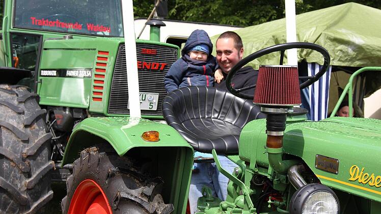 Stephan Teller aus Waldau mit seinem ältesten Traktor (Fendt, 1954, vorne)und seinem jüngsten Traktor (Fendt, 1988, hinten). Sein zweijähriger Neffe Tom ist auch schon ein richtiger Traktor-Fan.
