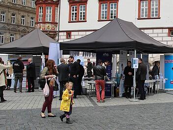 An den Messeständen vor dem Stadthaus konnten sich Interessierte über das Angebot der Bildungsträger informieren. Fotos: Ulrike Nauer