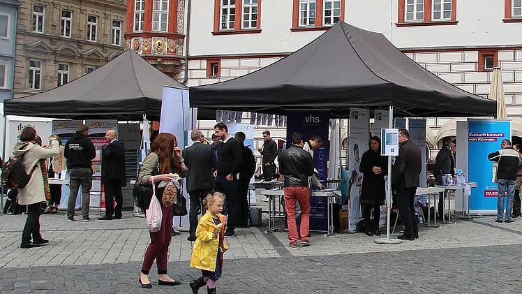 An den Messeständen vor dem Stadthaus konnten sich Interessierte über das Angebot der Bildungsträger informieren. Fotos: Ulrike Nauer