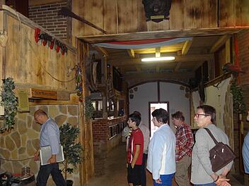 Helmut Pfaffenberger führt die Gäste durch sein in Eigenentwurf und -leistung saniertes Anwesen. Wirtshaussingen und viele Feiern finden das ganze Jahr über in dem Musikantenstadl statt.Fotos: Johanna Eckert