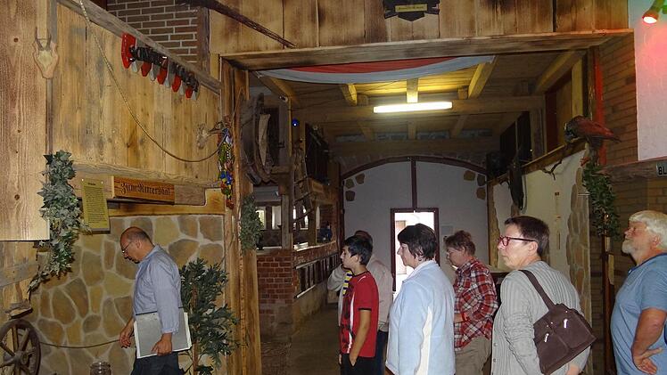 Helmut Pfaffenberger führt die Gäste durch sein in Eigenentwurf und -leistung saniertes Anwesen. Wirtshaussingen und viele Feiern finden das ganze Jahr über in dem Musikantenstadl statt.Fotos: Johanna Eckert