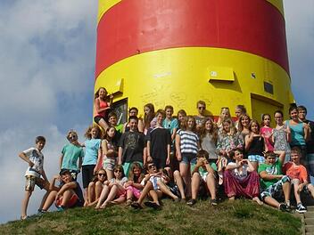 Die Jugendfreizeit in Emden zählte zu den Höhepunkten im Jahresprogramm des Kreisjugendringes Bamberg-Land. Von einer Rast unter dem "Otto-Leuchtturm" in Pilsum schickten die Teilnehmer einen Gruß in die Heimat. Foto: KJR/Archiv