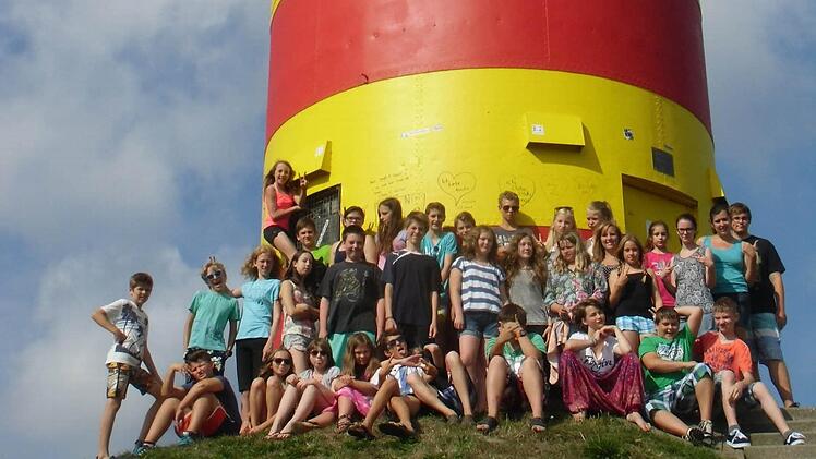 Die Jugendfreizeit in Emden zählte zu den Höhepunkten im Jahresprogramm des Kreisjugendringes Bamberg-Land. Von einer Rast unter dem "Otto-Leuchtturm" in Pilsum schickten die Teilnehmer einen Gruß in die Heimat. Foto: KJR/Archiv