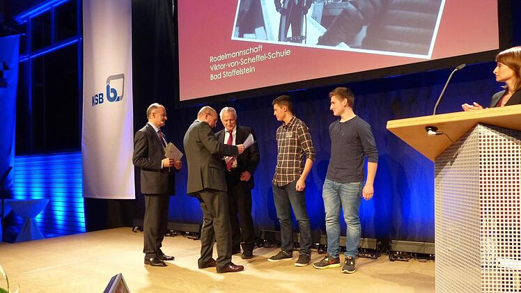 Die Jungenmannschaft der Wettkampfklasse III mit ihrem Trainer Fachoberlehrer Wolfgang Klecker erhält den "Sonderpreis Sport" beim Wettbewerb "Oberfränkischer Realschulchampion". Matthias Welsch