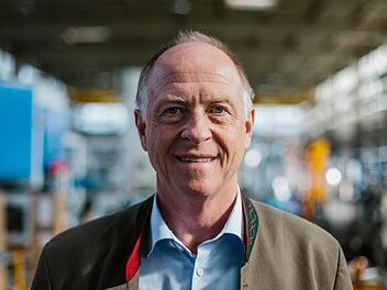 Halb Organisator, halb Macher: Georg Weber ist kein reiner "Schreibtischtäter", sondern kennt sich in den Produktionsstätten der Firma bestens aus. Deshalb hat unser Fotograf den Geschäftsführer in einer Werkhalle abgelichtet.  Foto: Hendrik Steffens