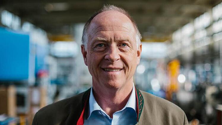 Halb Organisator, halb Macher: Georg Weber ist kein reiner "Schreibtischtäter", sondern kennt sich in den Produktionsstätten der Firma bestens aus. Deshalb hat unser Fotograf den Geschäftsführer in einer Werkhalle abgelichtet.  Foto: Hendrik Steffens