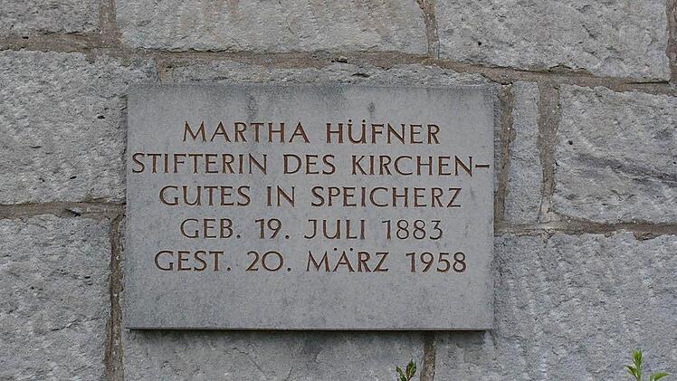 Eine Gedenktafel von Martha Hüfner ist auf der Rückseite der Kirche zu finden. Foto: Stephanie Elm