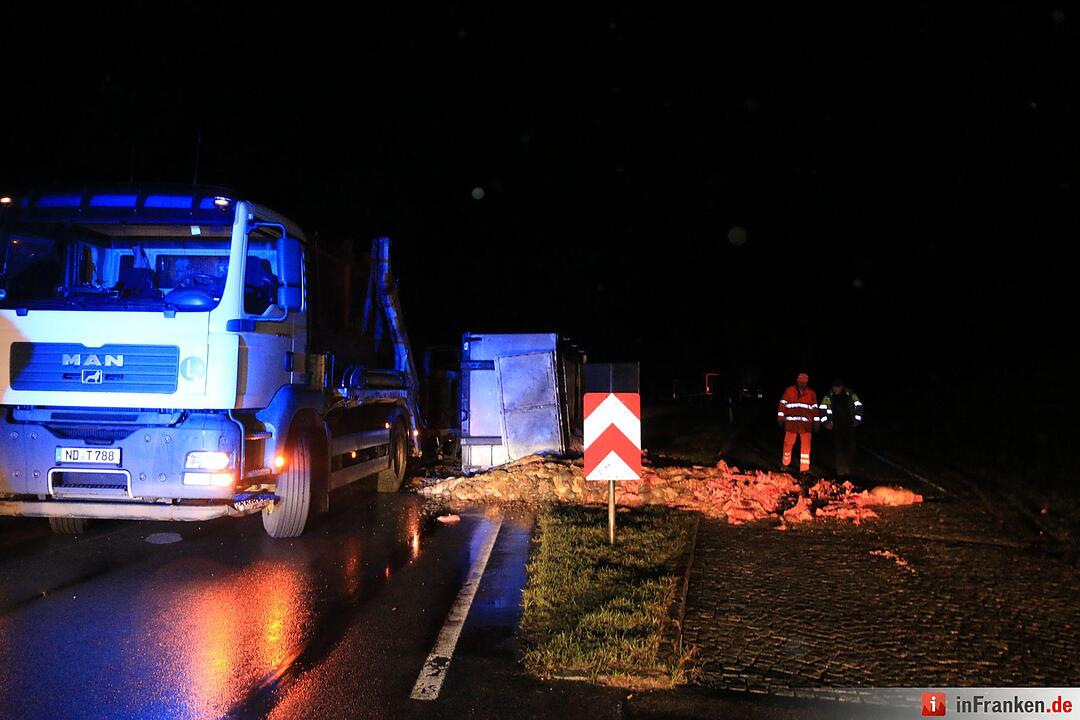 Lkw mit Schlachtabfällen kippt auf B505 um