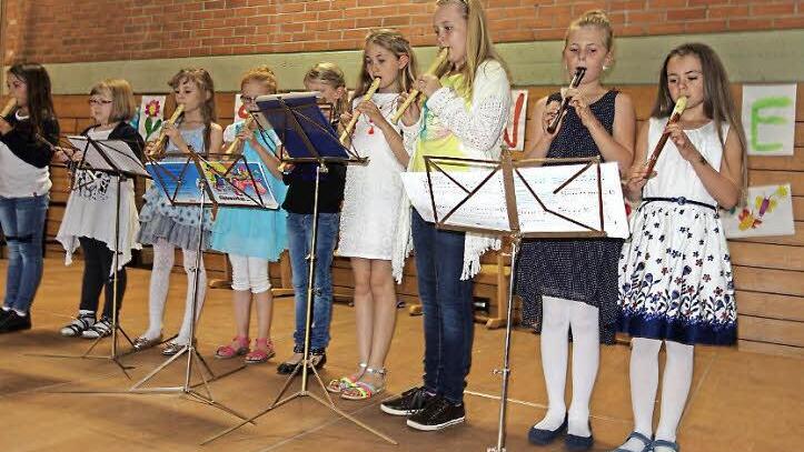 Die Orff-Gruppe der Schule eröffnete den Abend. Fotos: Siegfried Sesselmann