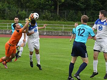 Dauerbeschäftigt sah sich Dampfachs Schlussmann Jason Kürschner (links) im Spiel gegen den FC 06 Bad Kissingen. In dieser Szene hatte der zweifache Torschütze Ervin Gergely kein Abschluss-Glück. Foto: Hopf