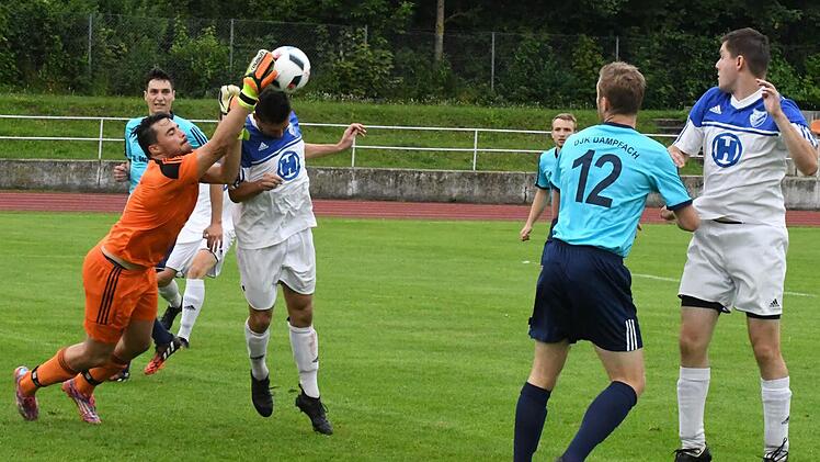 Dauerbeschäftigt sah sich Dampfachs Schlussmann Jason Kürschner (links) im Spiel gegen den FC 06 Bad Kissingen. In dieser Szene hatte der zweifache Torschütze Ervin Gergely kein Abschluss-Glück. Foto: Hopf