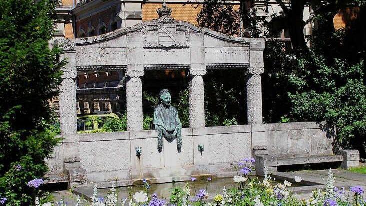 Dieses Denkmal in der Alefred-Sauerteig-Anlage erinnert an die Coburger Herzogin AlexandrineFoto: Jochen Berger