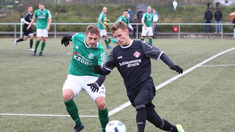 Würzburgs Leonard Langhans (rechts) kann den Ball an Sands Dominik Rippstein vorbeilegen.