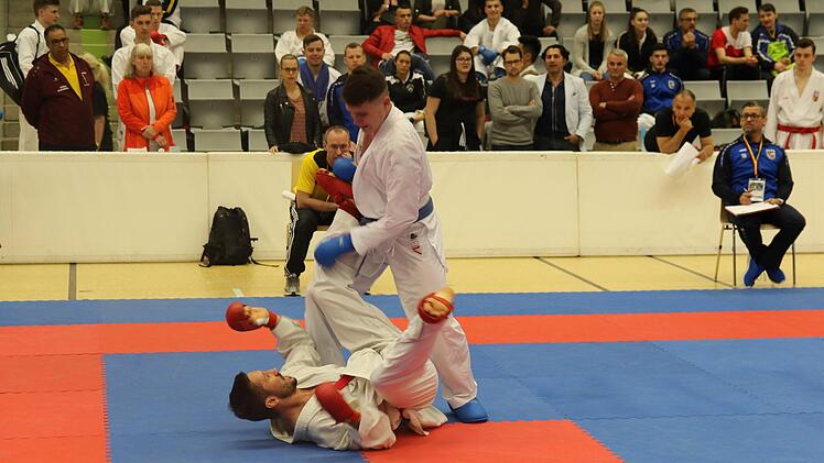 Die HUK-Coburg-Arena bot eine tolle Kulisse für die beiden Deutschen Karate-Meisterschaften. Spannende Fights begeisterten auch die Zuschauer. Desombre