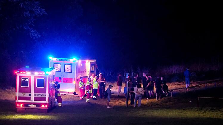 Jugendliche haben Rettungskr&auml;fte in N&uuml;rnberg attackiert, nachdem diese zu einem Einsatz gerufen worden waren. Polizei und USK mussten eingreifen, mehrere Jugendliche wurden festgenommen.  Foto: News5