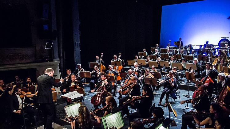 Unter der Leitung von Roland Kluttig begeisterte das Philharmonische Orchester beim Sinfoniekonzert im Landestheater. Gefeierte Solistin war die Mezzosopranistin Uto Döring-Fleury.Foto: Jochen Berger