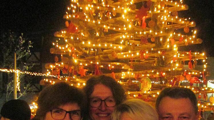 Unter dem Weihnachtsbaum lässt man sich gerne fotografieren. Diese Gelegenheit bietet sich noch einmal am Nikolaustag.                            Foto: Winfried Ehling