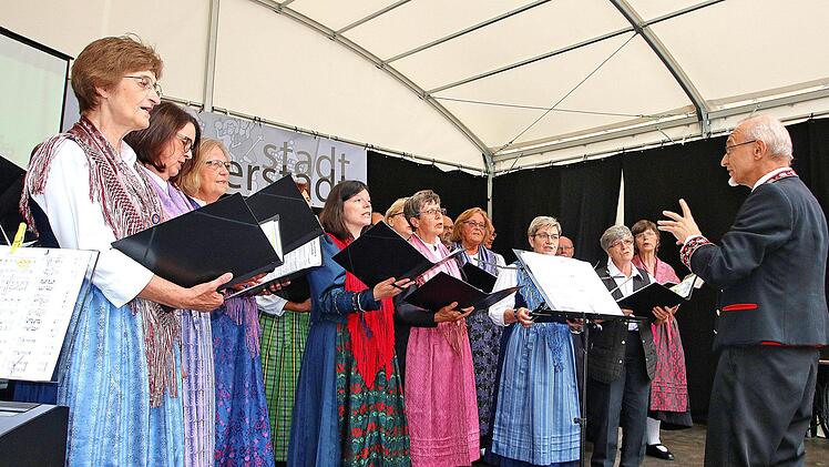 Der Sängerkranz Reichenbach unter der Leitung von Thomas Betzer (rechts)  bot den Besuchern des "Musikalischen Weinschlosses" ein breites Repertoire  an Liedern bis hin zu Rhythmen aus Südafrika. Foto: Dieter Britz