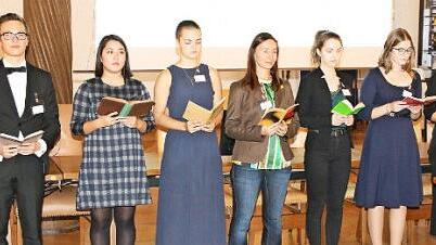 Die Schüler des Gymnasiums Alexandrinum lasen bei der Abschlussveranstaltung des P-Seminars "Erinnerungskultur" in Auszügen aus Büchern von Bertolt Brecht, Rosa Luxemburg, Albert Einstein, Kurt Tucholsky und anderen vor. Von links: Katja Frolov, Franz Schindler, Alyanna Ginder, Hanna Lange, Studienrätin Yvonne Flach, Nele Schubert, Antonia Kling, Lara Nowak und Christo Petkov.  Foto: Desombre