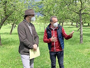 Andr&eacute; Maslo (links) nahm die F&ouml;rderbescheide von Bayerns Umweltminister Thorsten Glauber entgegen.